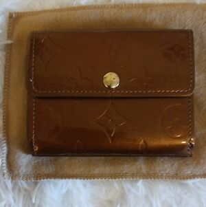 Louis vuitton vernis small wallet.